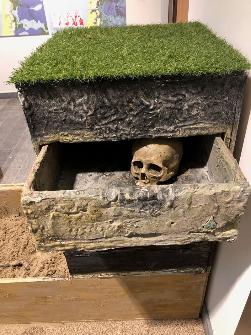 graafbak met replica schedel voor museum