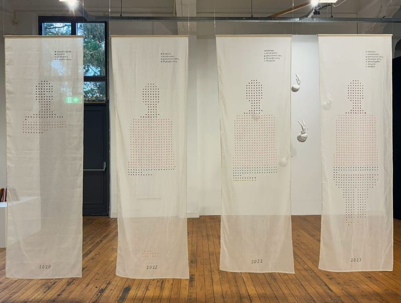 Medicijngordijnen, verf en garen op doek, 2024