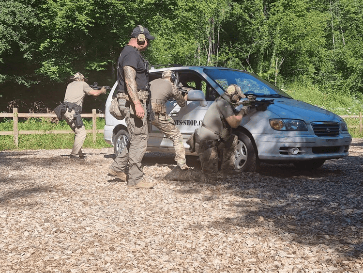 Schiessübung bei einem Auto