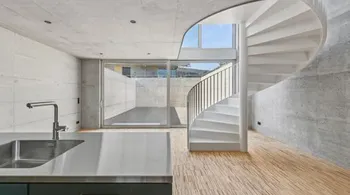Luxuriöses Townhouse-Wohnen mit atemberaubendem Atrium und modernem Design