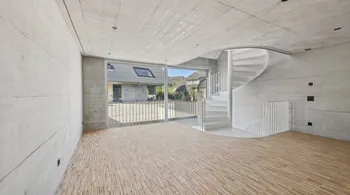 Luxuriöses Townhouse-Wohnen mit atemberaubendem Atrium und modernem Design