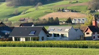 Luxuriöses Townhouse-Wohnen mit atemberaubendem Atrium und modernem Design