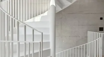 Luxuriöses Townhouse-Wohnen mit atemberaubendem Atrium und modernem Design