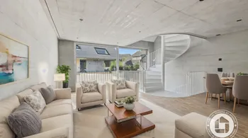 Luxuriöses Townhouse-Wohnen mit atemberaubendem Atrium und modernem Design