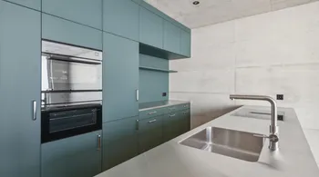 Luxuriöses Townhouse-Wohnen mit atemberaubendem Atrium und modernem Design