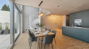 Luxuriöses Townhouse-Wohnen mit atemberaubendem Atrium und modernem Design