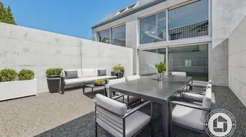 Luxuriöses Townhouse-Wohnen mit atemberaubendem Atrium und modernem Design