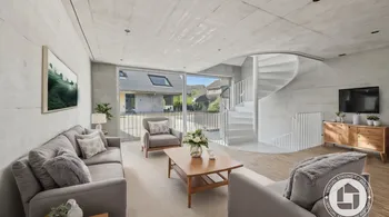 Luxuriöses Townhouse-Wohnen mit atemberaubendem Atrium und modernem Design