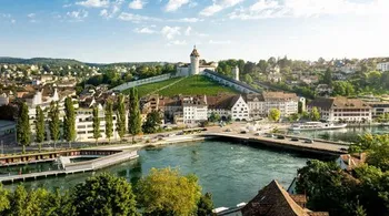Luxuriöser Neubau mit Panoramafenstern und überdachtem Balkon