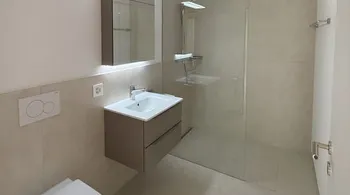 Sommer-Aktion - jetzt profitieren: 50% Rabatt auf die erste Miete! 
Erleben Sie urbanen Chic mit Terrasse und hochwertiger Küche