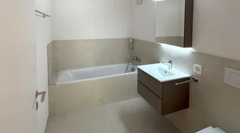 Sommer-Aktion - jetzt profitieren: 50% Rabatt auf die erste Miete! 
Erleben Sie urbanen Chic mit Terrasse und hochwertiger Küche