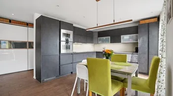 Moderne 4.5-Zimmer-Attika mit Terrassen in Weiach