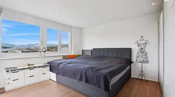 Moderne 4.5-Zimmer-Attika mit Terrassen in Weiach