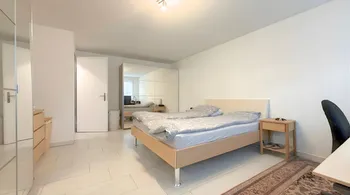 Pfäffikon SZ: Helle 2.5-Zi.-Gartenwohnung mit Garage