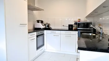 Pfäffikon SZ: Helle 2.5-Zi.-Gartenwohnung mit Garage