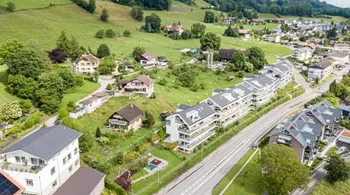 Moderne 3.5-Zimmer-Gartenwohnung mit grossem Aussenbereich, Toffen