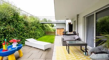 Moderne 3.5-Zimmer-Gartenwohnung mit grossem Aussenbereich, Toffen