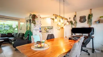 Moderne 3.5-Zimmer-Gartenwohnung mit grossem Aussenbereich, Toffen