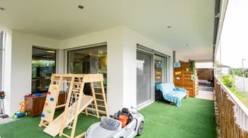 Moderne 3.5-Zimmer-Gartenwohnung mit grossem Aussenbereich, Toffen