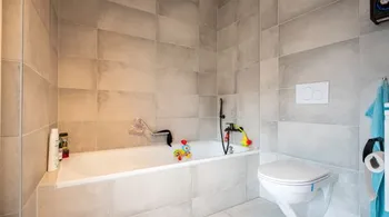 Moderne 3.5-Zimmer-Gartenwohnung mit grossem Aussenbereich, Toffen