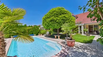 Wohntraum für Familien – 5.5 Zimmer, Pool, Garten & Bergblick