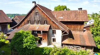 8.5-Zimmer Riegelhaus mit Ausbaupotenzial