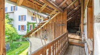 8.5-Zimmer Riegelhaus mit Ausbaupotenzial