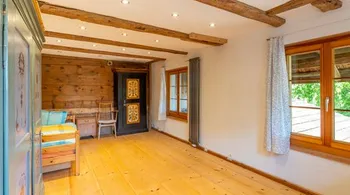 8.5-Zimmer Riegelhaus mit Ausbaupotenzial