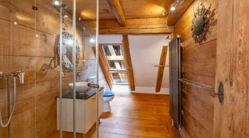 8.5-Zimmer Riegelhaus mit Ausbaupotenzial