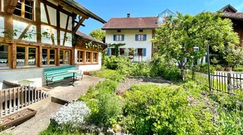 8.5-Zimmer Riegelhaus mit Ausbaupotenzial