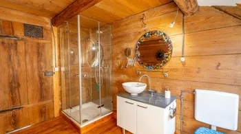 8.5-Zimmer Riegelhaus mit Ausbaupotenzial