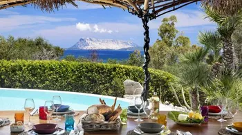 7-Zimmer-Villa mit Meerblick und Pool in San Teodoro kaufen