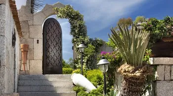 7-Zimmer-Villa mit Meerblick und Pool in San Teodoro kaufen