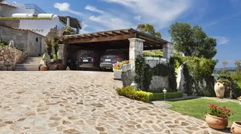 7-Zimmer-Villa mit Meerblick und Pool in San Teodoro kaufen