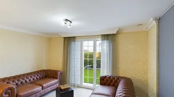 8.5-Zi.-Villa mit Pool & Einliegerwohnung in Oberentfelden