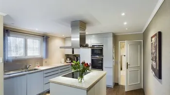 8.5-Zi.-Villa mit Pool & Einliegerwohnung in Oberentfelden