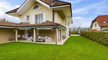 8.5-Zi.-Villa mit Pool & Einliegerwohnung in Oberentfelden