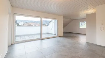 Helle 4.5-Zimmer-Dachwohnung mit Balkon in Nesselnbach