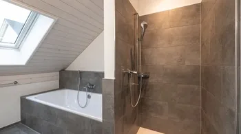 Helle 4.5-Zimmer-Dachwohnung mit Balkon in Nesselnbach