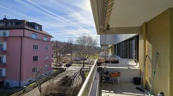 Helle 4.5-Zimmer-Wohnung mit Panoramabalkon in Bern Bümpliz – Ihr neues Zuhause mit Weitblick