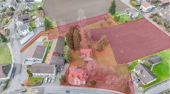 Fabrikantenvilla mit drei Wohnungen inkl. Baulandreserve und Landwirtschaftsland