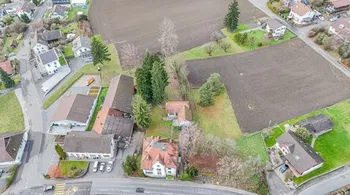 Fabrikantenvilla mit drei Wohnungen inkl. Baulandreserve und Landwirtschaftsland