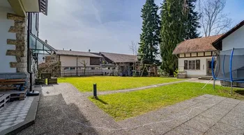 Fabrikantenvilla mit drei Wohnungen inkl. Baulandreserve und Landwirtschaftsland