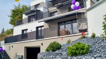 Hell mit Balkon und Terrasse