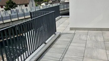 Hell mit Balkon und Terrasse