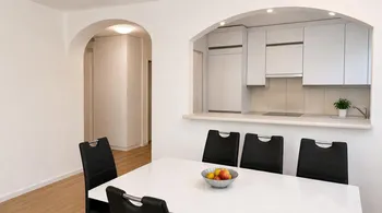 Helle 4.5-Zimmerwohnung mit Balkon und Aussicht in Schöfflisdorf