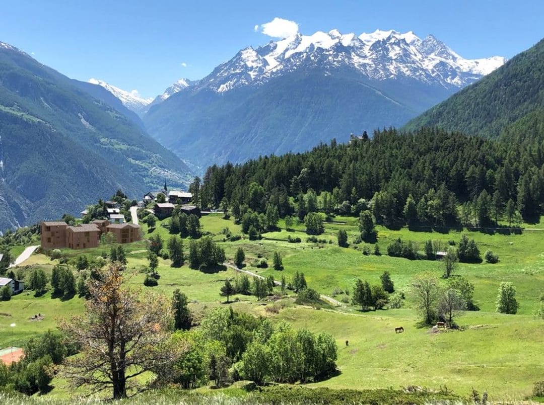 Zeneggen ist ein malerisches Bergdorf im Kanton Wallis in der Schweiz, eingebettet in die Berge der Region