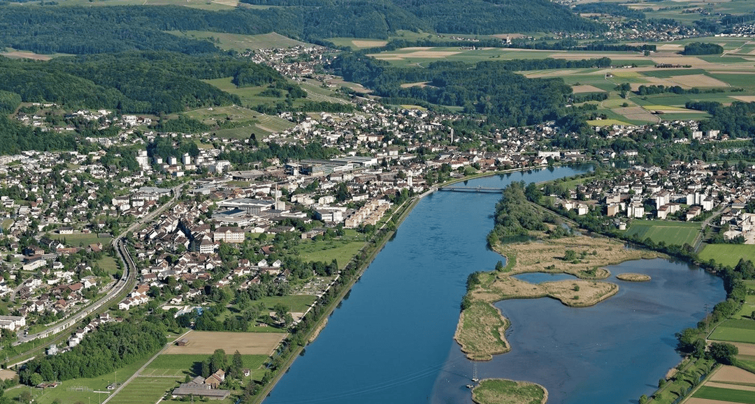 Böttstein, eine Gemeinde im Kanton Aargau in der Schweiz, liegt malerisch am Hochrhein, unweit der deutschen Grenze.