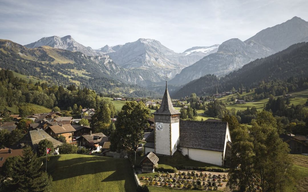 Lauenen b. Gstaad mit Lauenensee und ÖV