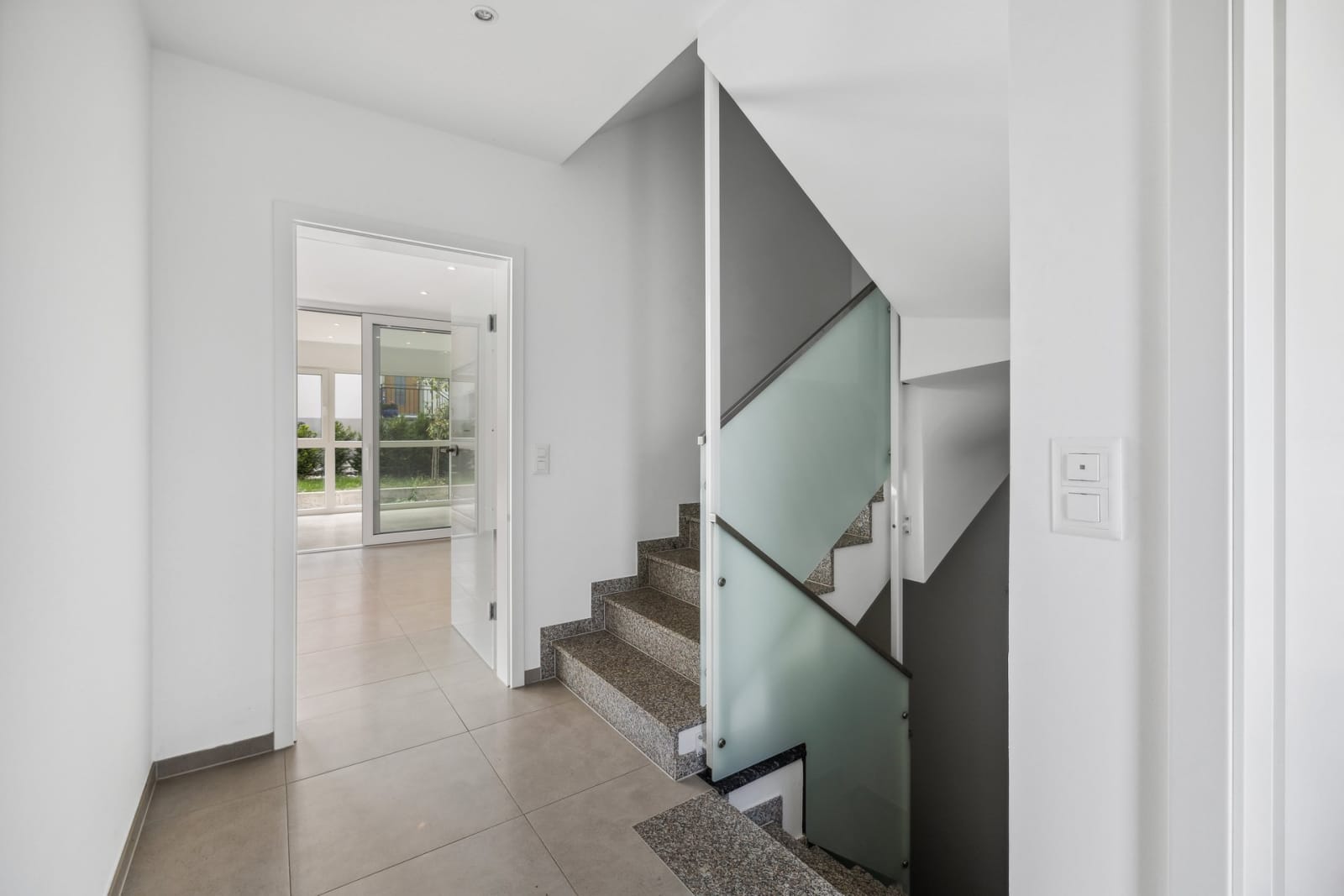 Stilvolles Wohnen: 5.5-Zimmer-Doppelhaus mit Wintergarten — Ansicht 8